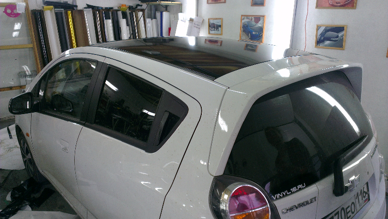 Фотография работы: KIA Pro Ceed и Chevrolet Spark - оклейка крыши черным глянцем - сентябрь 2013