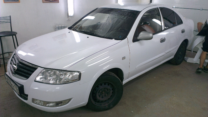 Фотография работы: Оклейка автомобиля Nissan Almera белой пленкой для такси - май 2013
