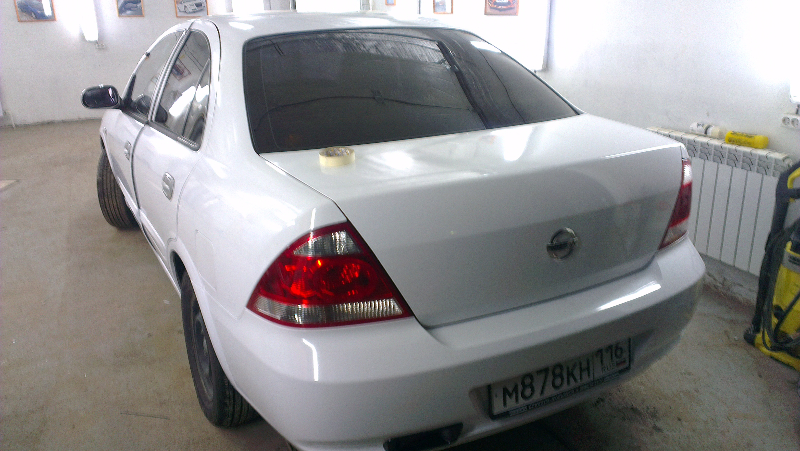 Фотография работы: Оклейка автомобиля Nissan Almera белой пленкой для такси - май 2013