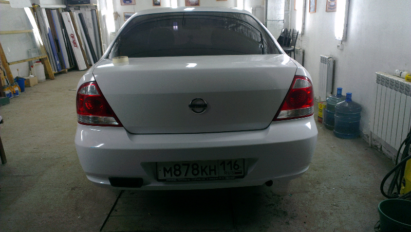 Фотография работы: Оклейка автомобиля Nissan Almera белой пленкой для такси - май 2013