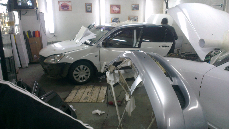 Фотография работы: Оклейка автомобилей белой пленкой для такси - Renault Logan, Renault Megan, Mitsubishi Lancer - декабрь 2013