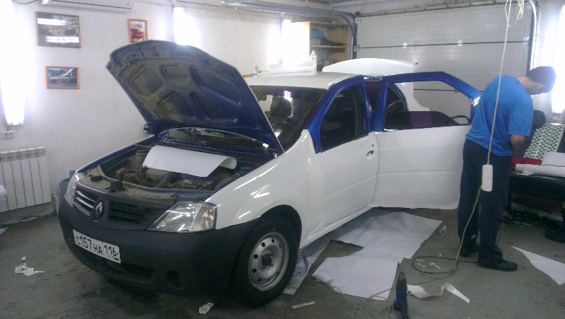 Фотография работы: Оклейка автомобилей белой пленкой для такси - Renault Logan, Renault Megan, Mitsubishi Lancer - декабрь 2013