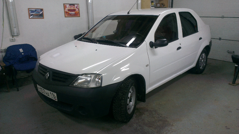 Фотография работы: Оклейка автомобилей белой пленкой для такси - Renault Logan, Renault Megan, Mitsubishi Lancer - декабрь 2013