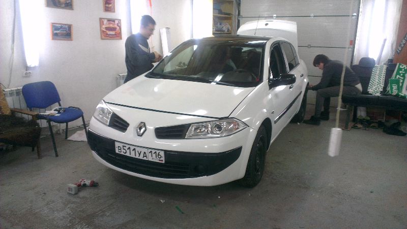 Фотография работы: Оклейка автомобилей белой пленкой для такси - Renault Logan, Renault Megan, Mitsubishi Lancer - декабрь 2013