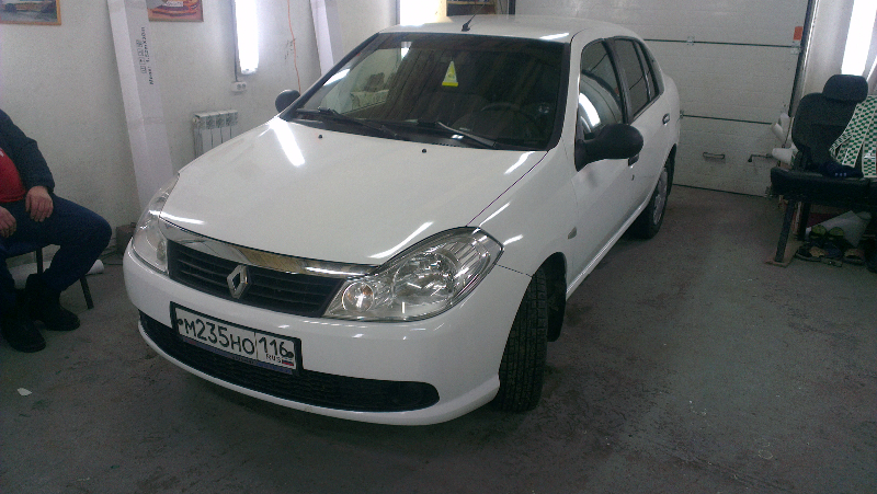 Фотография работы: Оклейка автомобилей белой пленкой для такси - Renault Logan, Renault Megan, Mitsubishi Lancer - декабрь 2013