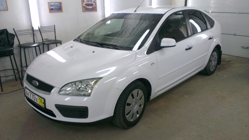 Фотография работы: Оклейка автомобиля Ford Focus белой пленкой для такси - май 2013