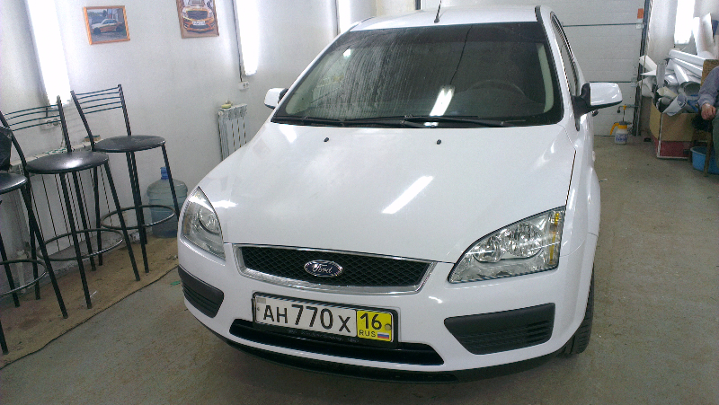 Фотография работы: Оклейка автомобиля Ford Focus белой пленкой для такси - май 2013