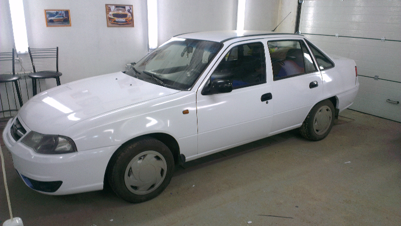 Фотография работы: Оклейка автомобиля Daewoo Nexia белой пленкой для такси - май 2013