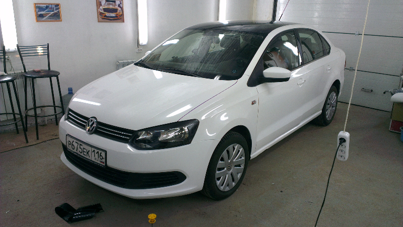 Фотография работы: Volkswagen Polo - оклейка автомобиля белой пленкой для такси - май 2013