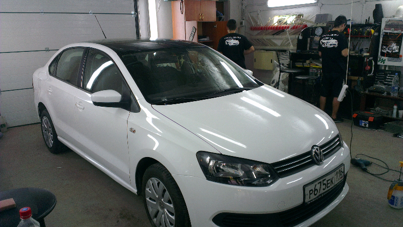 Фотография работы: Volkswagen Polo - оклейка автомобиля белой пленкой для такси - май 2013